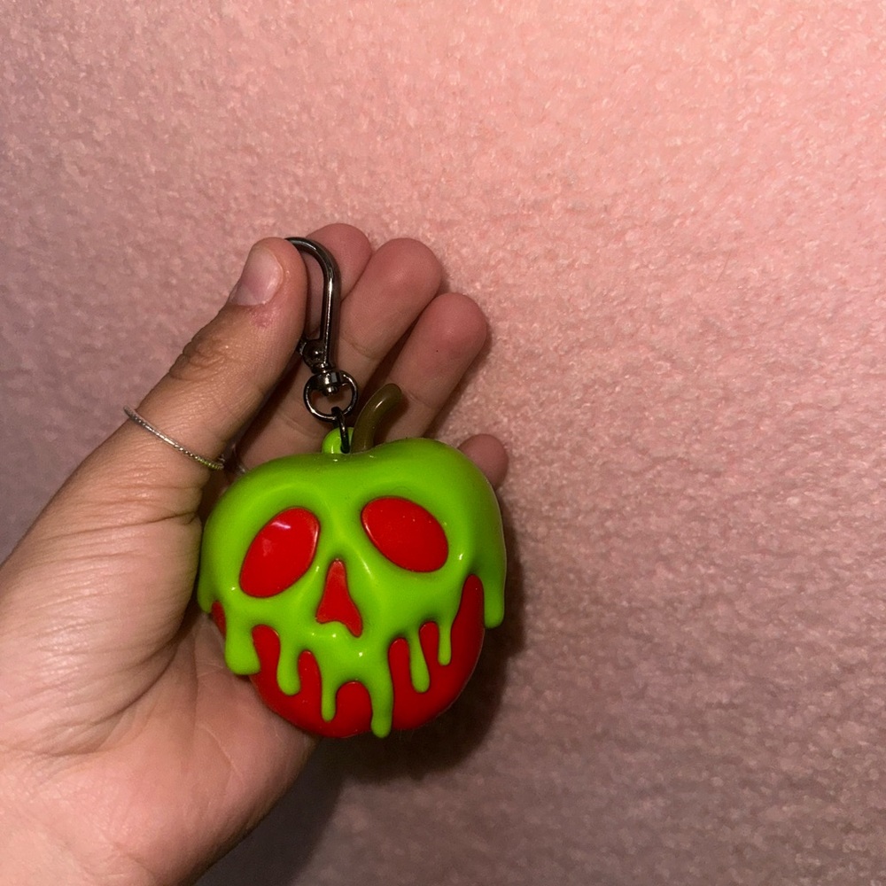 Bath & Body Works Green Dripping Poison Apple hand sanitizer hol with Red Apple